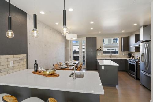 mountain view home w king beds and rooftop deck