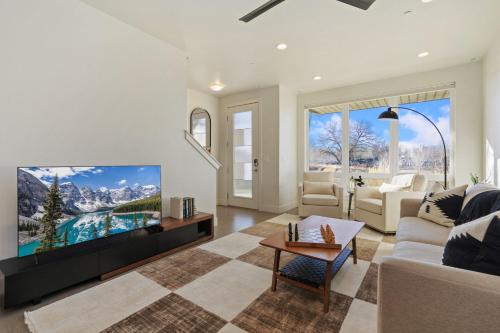 mountain view home w king beds and rooftop deck