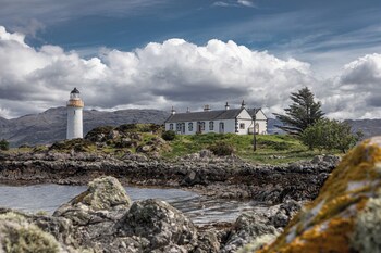 eilean sionnach lighthouse cottage