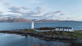 eilean sionnach lighthouse cottage