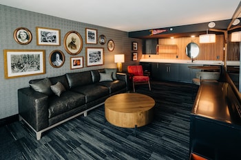 The Trail Hotel,1875 New Haven Rd,4 star