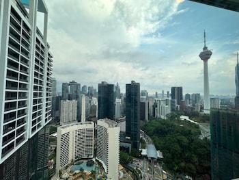 the platinum suites klcc by sky pool