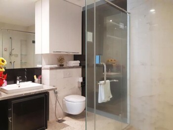 the platinum suites klcc by sky pool