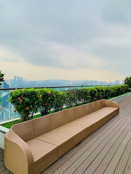 the platinum suites klcc by sky pool