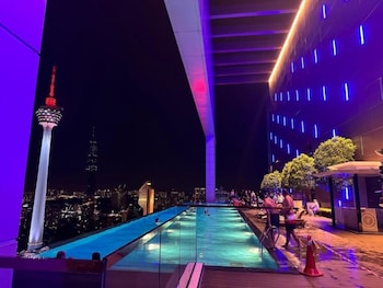 the platinum suites klcc by sky pool