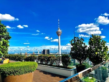 the platinum suites klcc by sky pool