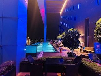the platinum suites klcc by sky pool