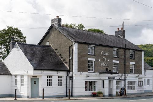 glan yr afon riverside