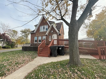 Evanston Bnb,14550 Evanston St,3 star