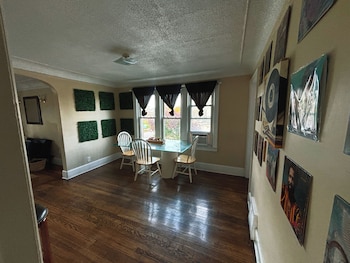 Evanston Bnb,14550 Evanston St,3 star