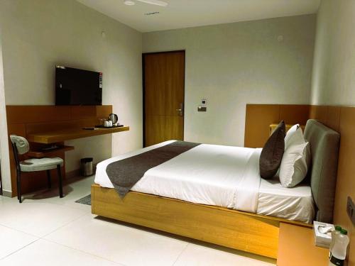 Court Regalia Unit Of S & G Festivities,,3 star