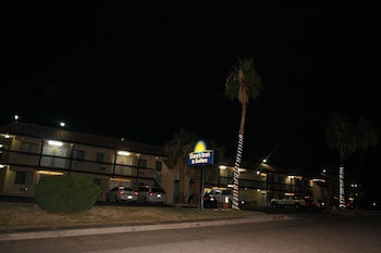 Days Inn & Suites By Wyndham Needles,Needles>>Bullhead City,2 star