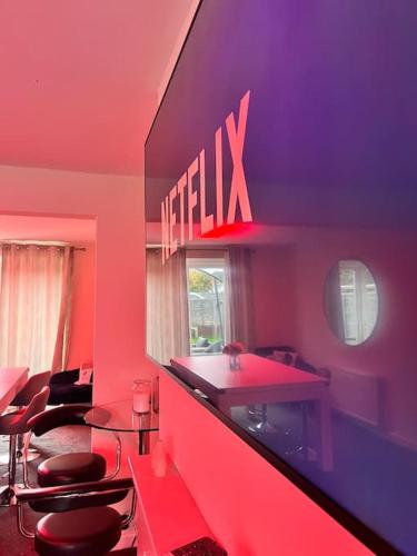 Southampton Retreat-Hot Tub-Pool-Parking,,2 star