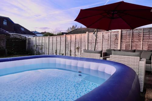Southampton Retreat-Hot Tub-Pool-Parking,,2 star