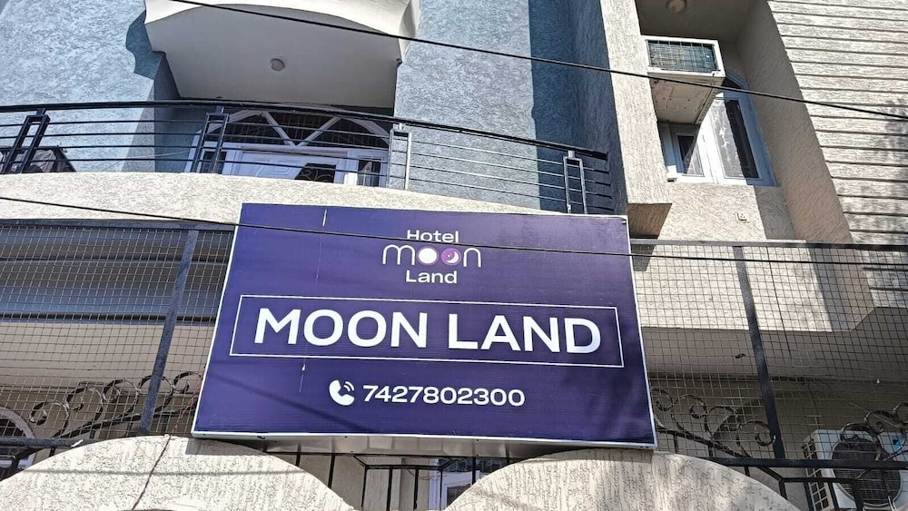 moon land hotel