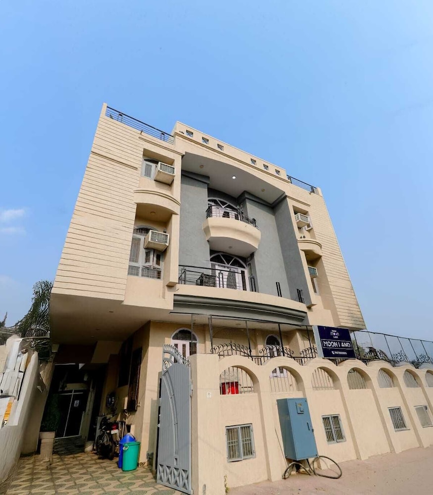 moon land hotel