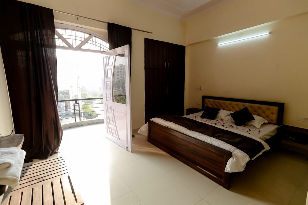 moon land hotel