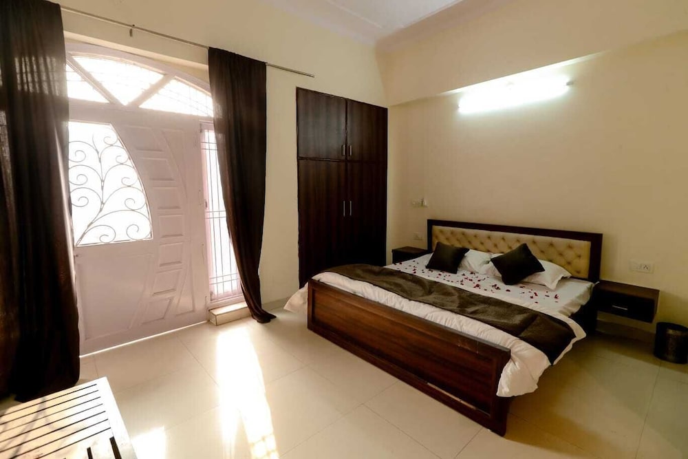 moon land hotel