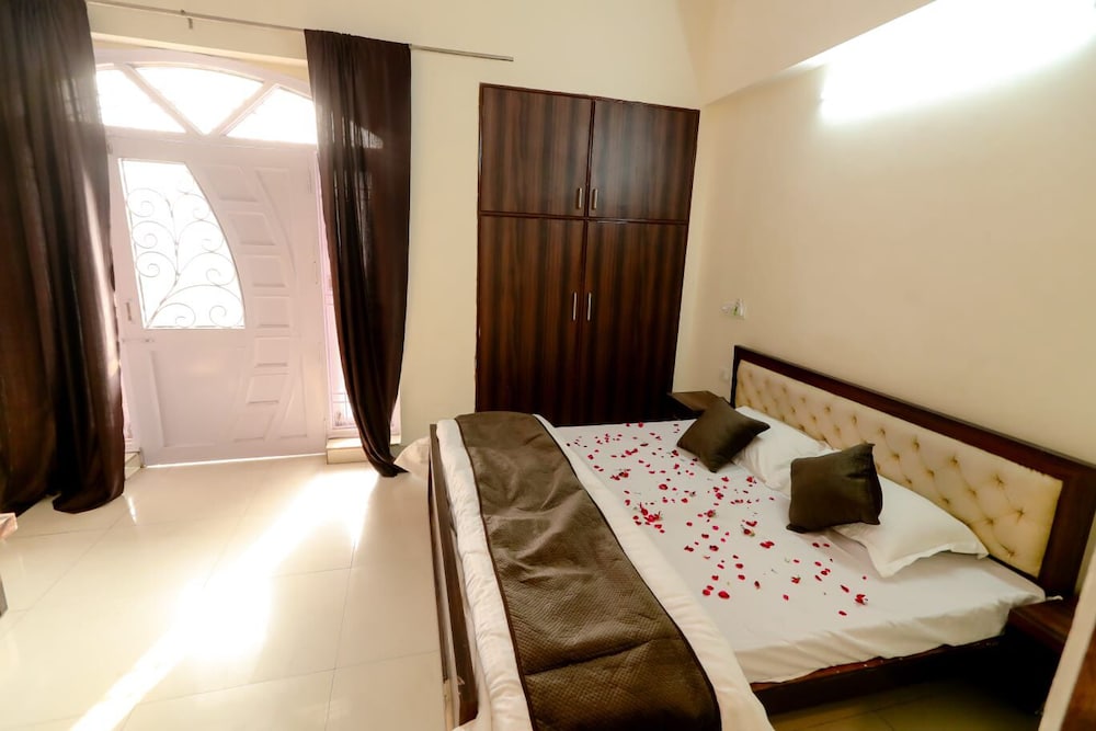 moon land hotel
