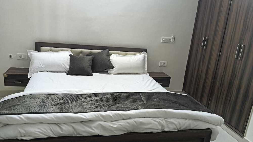 moon land hotel
