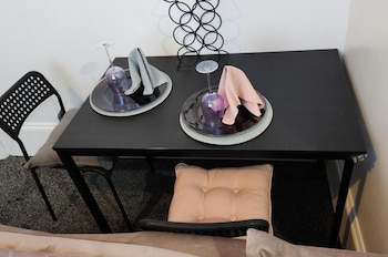 wolverhampton city centre 1 bed flat sleeps 3