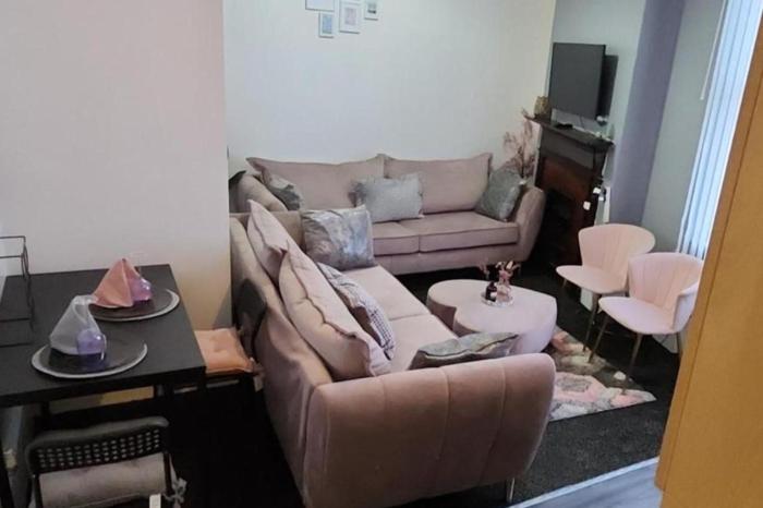 wolverhampton city centre 1 bed flat sleeps 3