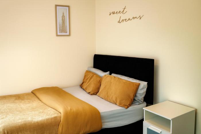 wolverhampton city centre 1 bed flat sleeps 3