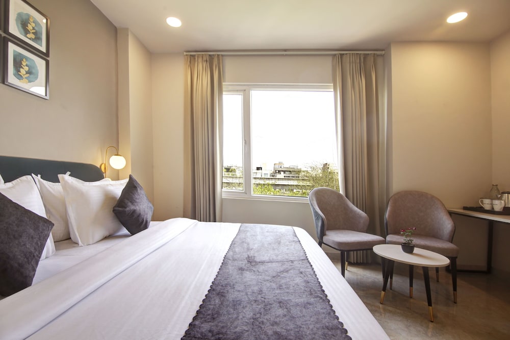 saltstayz select golf course road