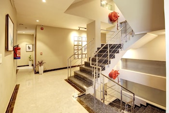 saltstayz select golf course road