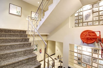 saltstayz select golf course road