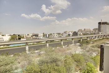 saltstayz select golf course road