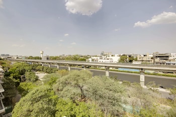 saltstayz select golf course road