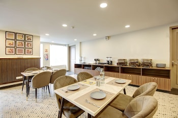 saltstayz select golf course road