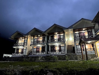 whispering pines lachung