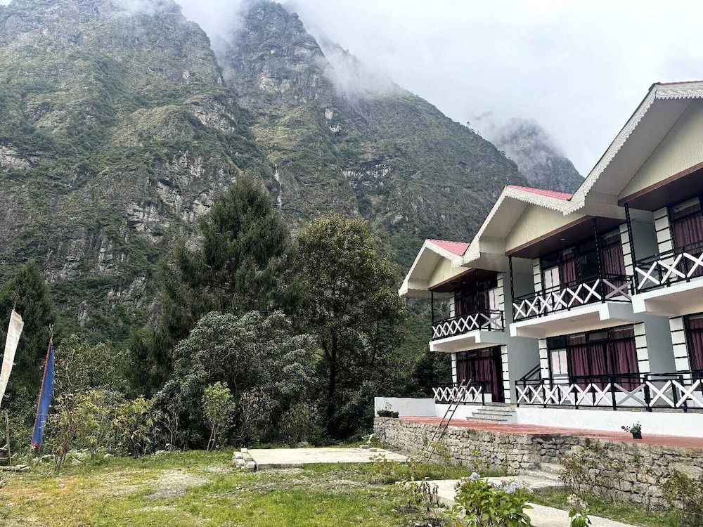 whispering pines lachung