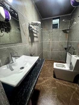 whispering pines lachung