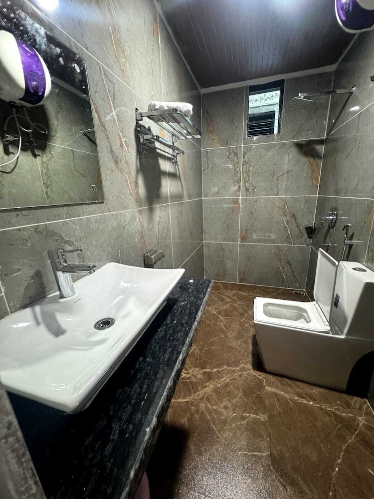 whispering pines lachung