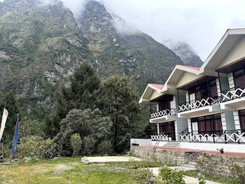 whispering pines lachung
