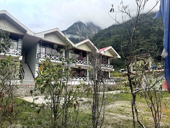 whispering pines lachung