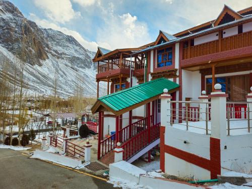 the village resort ashuna