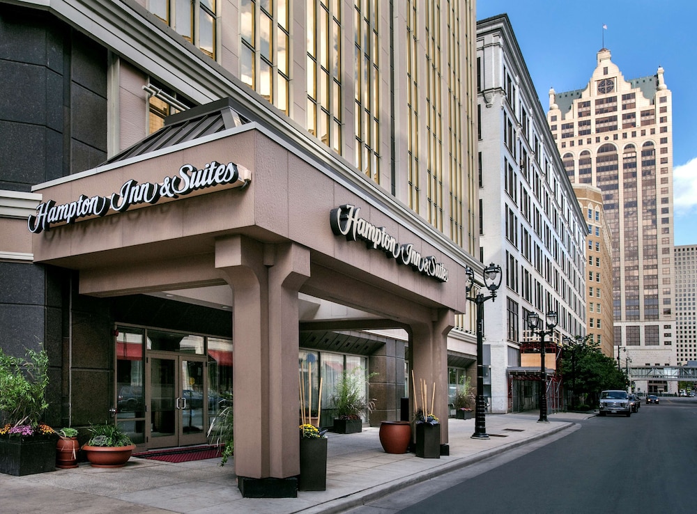 hampton inn and suites milwaukee downtown