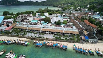 phi phi at pier