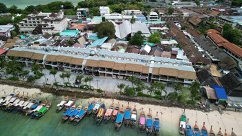 phi phi at pier