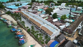 phi phi at pier