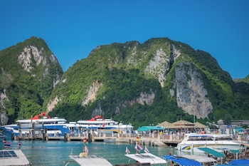 phi phi at pier