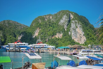 phi phi at pier