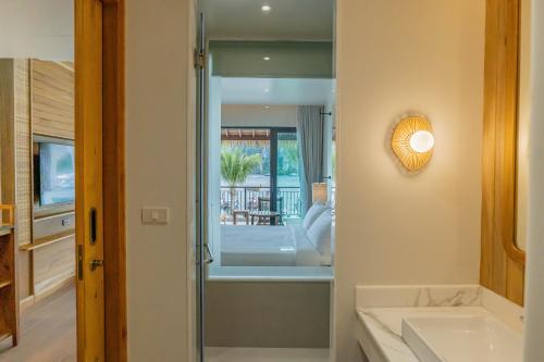 phi phi at pier
