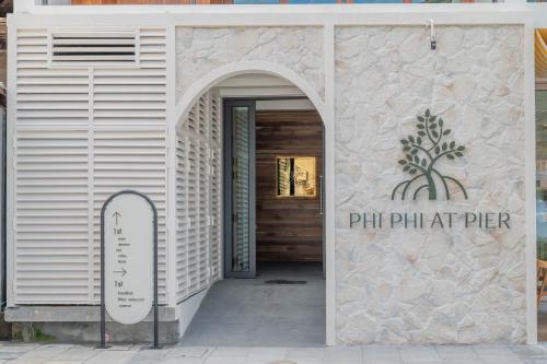 phi phi at pier