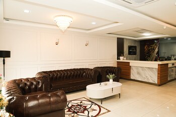De Royal Hotel,,2 star