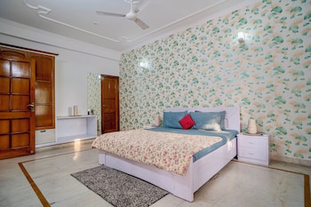 white house by the ganges